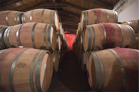Barrels of wine in cellar Foto de stock - Sin royalties Premium, Código: 6122-08229679