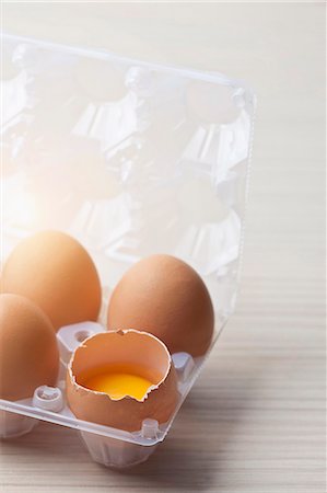 Broken egg in plastic egg crate Photographie de stock - Premium Libres de Droits, Code: 6122-08229681