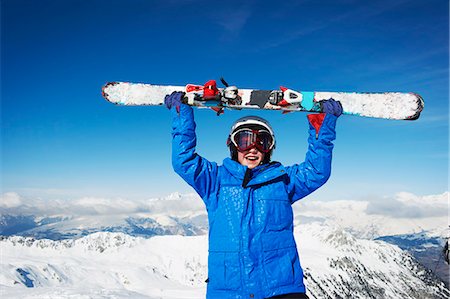 simsearch:6122-08229685,k - Child holding skis on snowy mountaintop Fotografie stock - Premium Royalty-Free, Codice: 6122-08229685