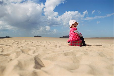 simsearch:6108-08663086,k - Toddler sitting on suitcase on beach Foto de stock - Royalty Free Premium, Número: 6122-08229754