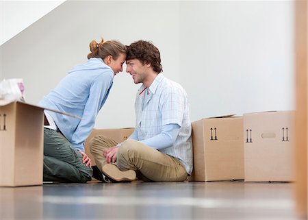 simsearch:649-03418604,k - Couple sitting with cardboard boxes Foto de stock - Royalty Free Premium, Número: 6122-08229771