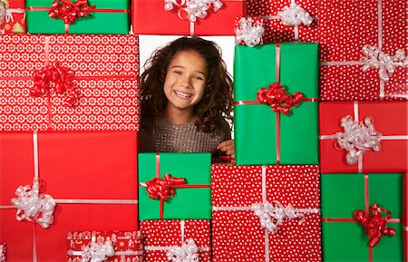 Girl smiling in Christmas gift fort Foto de stock - Sin royalties Premium, Código: 6122-08229713
