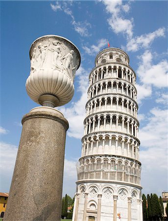 Statue with Tower of Pisa Photographie de stock - Premium Libres de Droits, Code: 6122-08229848