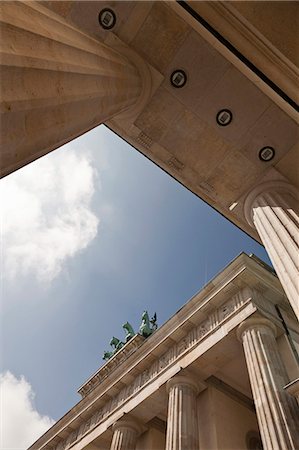 porta di brandeburgo - Low angle view of columned building Fotografie stock - Premium Royalty-Free, Codice: 6122-08229827