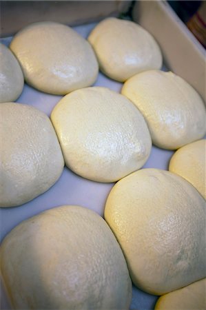 Close up of pizza dough loaves Stockbilder - Premium RF Lizenzfrei, Bildnummer: 6122-08229828