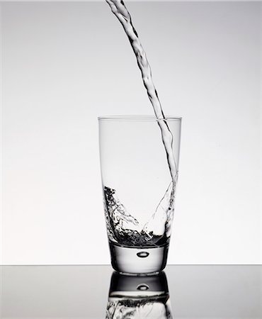 simsearch:649-08423118,k - Water pouring into glass Fotografie stock - Premium Royalty-Free, Codice: 6122-08229945