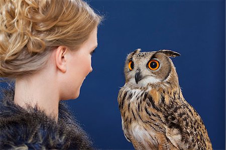 simsearch:649-05950714,k - Woman admiring owl Photographie de stock - Premium Libres de Droits, Code: 6122-08229929