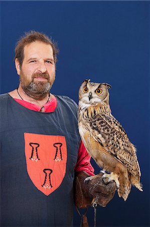 shield (armour) - Trainer holding owl on arm Stock Photo - Premium Royalty-Free, Code: 6122-08229931