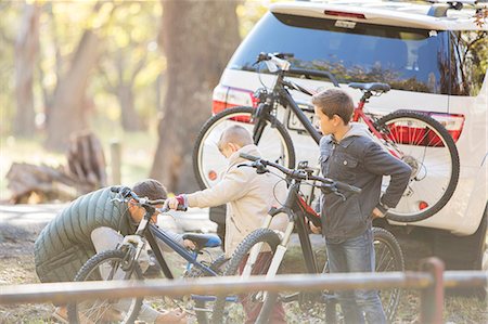 Father and sons unloading bicycles from car Photographie de stock - Premium Libres de Droits, Code: 6124-08170378