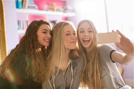 simsearch:649-07279563,k - Teenage girls taking selfie with camera phone Photographie de stock - Premium Libres de Droits, Code: 6124-08170453