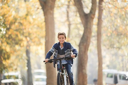 simsearch:695-03378281,k - Smiling boy bike riding in park Stockbilder - Premium RF Lizenzfrei, Bildnummer: 6124-08170405