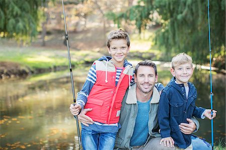 simsearch:6118-07731949,k - Portrait smiling father and sons with fishing rods Photographie de stock - Premium Libres de Droits, Code: 6124-08170420