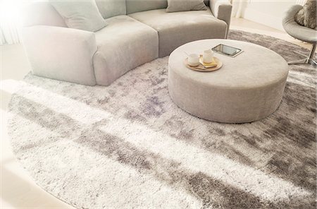 simsearch:6124-08170691,k - Round rug under curved sofa and ottoman in living room Photographie de stock - Premium Libres de Droits, Code: 6124-08170551