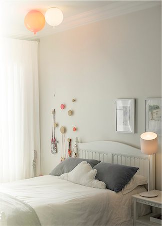 simsearch:6124-08170632,k - Balloon lights over child's bed Photographie de stock - Premium Libres de Droits, Code: 6124-08170557