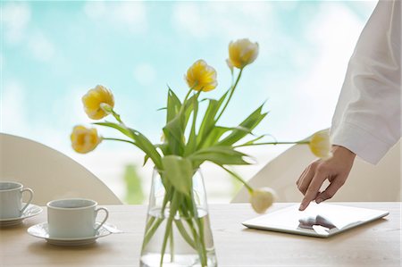 Yellow tulip bouquet on table at poolside Foto de stock - Sin royalties Premium, Código: 6124-08170561