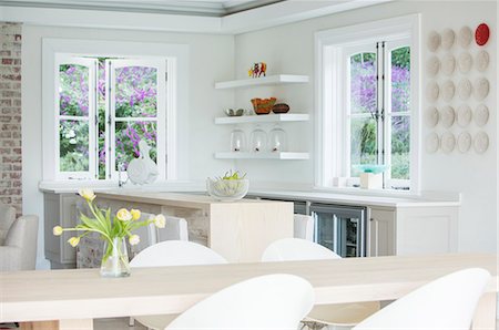 simsearch:6124-08170621,k - Home showcase kitchen and dining table Photographie de stock - Premium Libres de Droits, Code: 6124-08170567