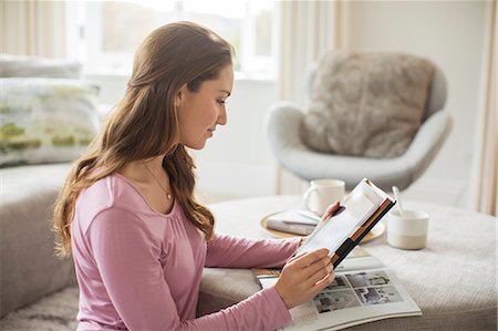 Woman using digital tablet in living room Photographie de stock - Premium Libres de Droits, Code: 6124-08170522