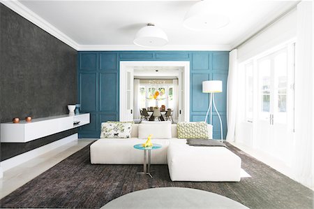 simsearch:6124-08170621,k - Home showcase living room with chaise sofa Photographie de stock - Premium Libres de Droits, Code: 6124-08170527