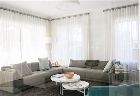 simsearch:6124-08170621,k - Home showcase living room with sofas Photographie de stock - Premium Libres de Droits, Code: 6124-08170533
