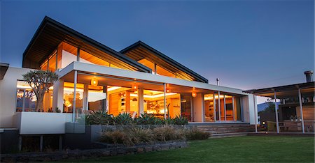 residential houses - Illuminated luxury modern house at night Photographie de stock - Premium Libres de Droits, Code: 6124-08170643