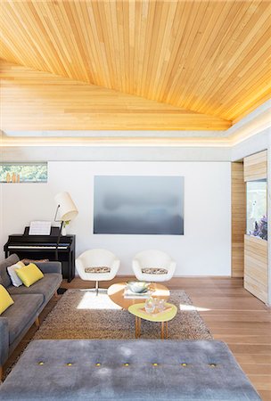 Slanted wood ceiling over living room Foto de stock - Royalty Free Premium, Número: 6124-08170663
