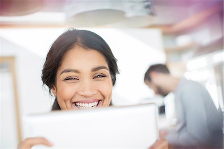 simsearch:6124-08170483,k - Close up portrait smiling woman using digital tablet Foto de stock - Sin royalties Premium, Código: 6124-08170688