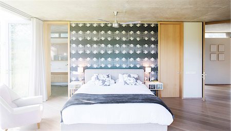 simsearch:6124-08170621,k - Home showcase bedroom Photographie de stock - Premium Libres de Droits, Code: 6124-08170602