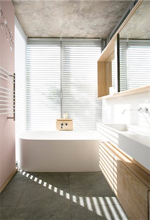 simsearch:6124-08170708,k - Light through blinds behind soaking tub in modern bathroom Stock Photo - Premium Royalty-Free, Code: 6124-08170611