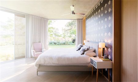 simsearch:6124-08170621,k - Luxury bedroom open to yard Photographie de stock - Premium Libres de Droits, Code: 6124-08170612