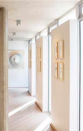 simsearch:6124-08170621,k - Sunny corridor in modern house Photographie de stock - Premium Libres de Droits, Code: 6124-08170619