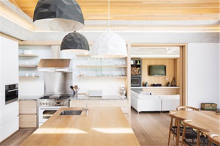 Modern pendant lights over wood kitchen island Foto de stock - Sin royalties Premium, Código: 6124-08170634