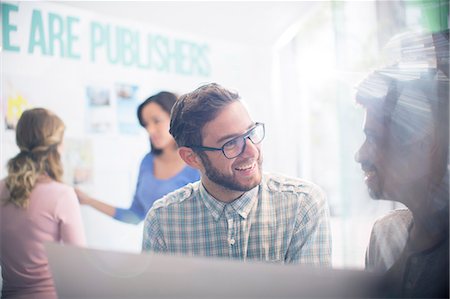 diseñador (hombre y mujer) - Publishers talking in sunny office Foto de stock - Sin royalties Premium, Código: 6124-08170783