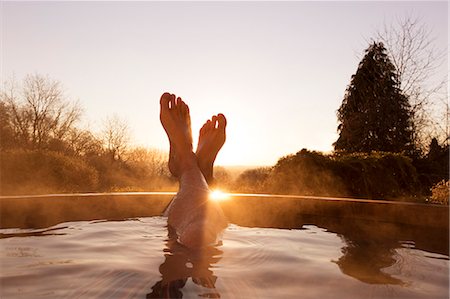 Man's feet raised out of pool Foto de stock - Sin royalties Premium, Código: 6124-08170808