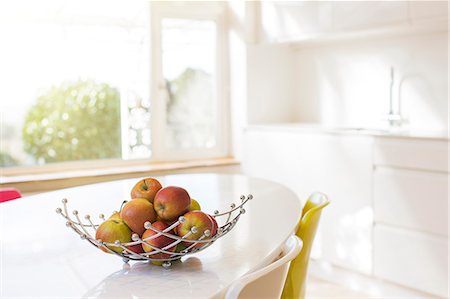 simsearch:6124-08170687,k - Apples in wire basket on modern kitchen table Photographie de stock - Premium Libres de Droits, Code: 6124-08170810