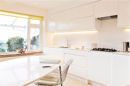simsearch:6124-08170621,k - Modern white kitchen Photographie de stock - Premium Libres de Droits, Code: 6124-08170812