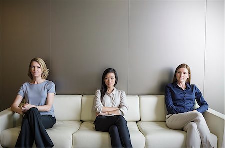 Portrait serious businesswomen waiting on sofa Photographie de stock - Premium Libres de Droits, Code: 6124-08520397