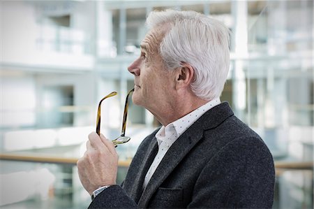 simsearch:6113-08659626,k - Pensive businessman looking up Photographie de stock - Premium Libres de Droits, Code: 6124-08520438