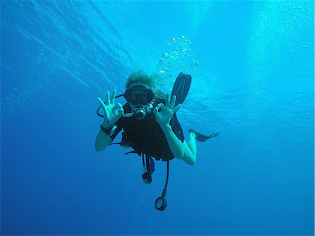 summer safety - Portrait of confident scuba diver gesturing okay underwater Foto de stock - Sin royalties Premium, Código: 6124-08658146