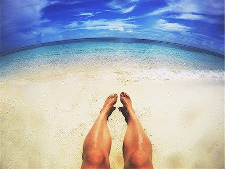 sunning - Man sunbathing on sunny tropical beach Foto de stock - Sin royalties Premium, Código: 6124-08658157