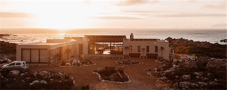 evening outdoor - High angle view of luxury home overlooking ocean at sunset Photographie de stock - Premium Libres de Droits, Code: 6124-08658122