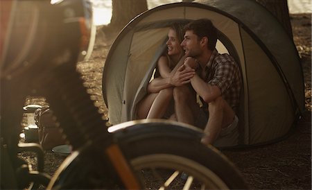 fuite - Affectionate young couple in tent Photographie de stock - Premium Libres de Droits, Code: 6124-08658139