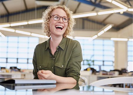 eyeball - Laughing businesswoman in office Foto de stock - Sin royalties Premium, Código: 6124-08768368