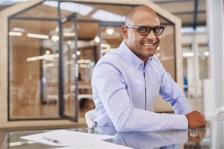 Portrait smiling businessman in office Foto de stock - Sin royalties Premium, Código: 6124-08768387