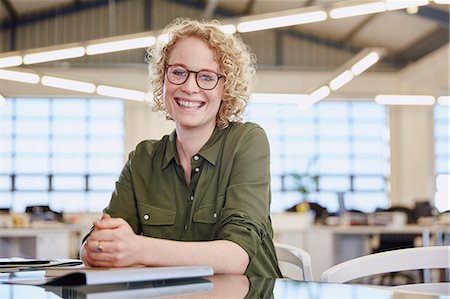 frau - Portrait smiling businesswoman in office Photographie de stock - Premium Libres de Droits, Code: 6124-08768389