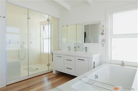 simsearch:6113-07147817,k - White modern bathroom home showcase interior Stock Photo - Premium Royalty-Free, Code: 6124-08703856