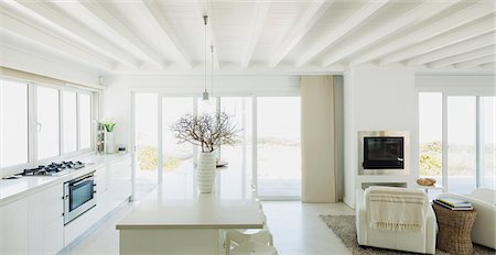 sitting area - White kitchen with wood beam ceilings in home showcase interior Photographie de stock - Premium Libres de Droits, Code: 6124-08703870