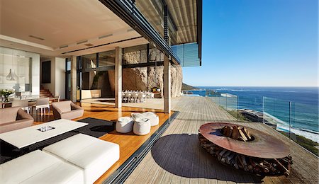 simsearch:6124-08704046,k - Fire pit and furniture on modern luxury beach house patio with sunny ocean view Foto de stock - Sin royalties Premium, Código: 6124-08703977