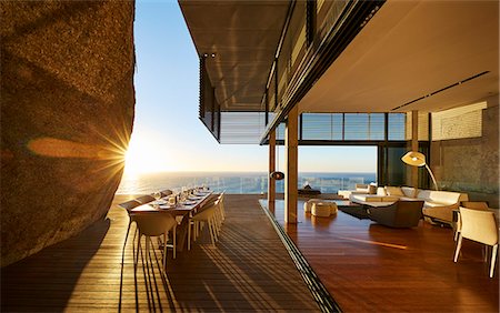 simsearch:614-08869465,k - Sun setting behind modern luxury patio dining table with ocean view Photographie de stock - Premium Libres de Droits, Code: 6124-08703995