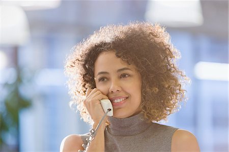 simsearch:6124-08703943,k - Businesswoman with curly hair talking on telephone Stockbilder - Premium RF Lizenzfrei, Bildnummer: 6124-08703939
