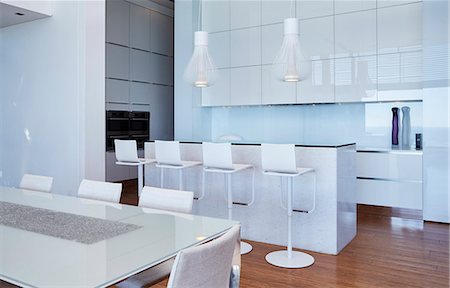 simsearch:614-08488004,k - Modern luxury white home showcase kitchen Foto de stock - Sin royalties Premium, Código: 6124-08704005